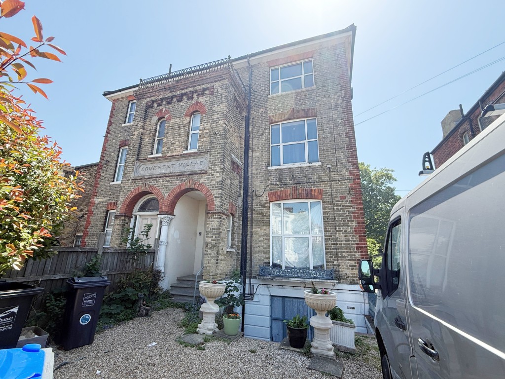 Lot: 114 - WELL-PRESENTED FLAT - Semi-detached block of flats